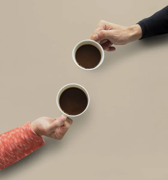Mãos segurando copos de café — Fotografia de Stock