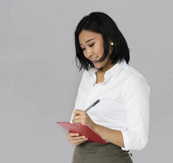 Aziatische zakelijke vrouw schrijven notities — Stockfoto