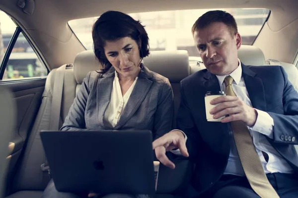 Business people using laptop — Stock Photo, Image