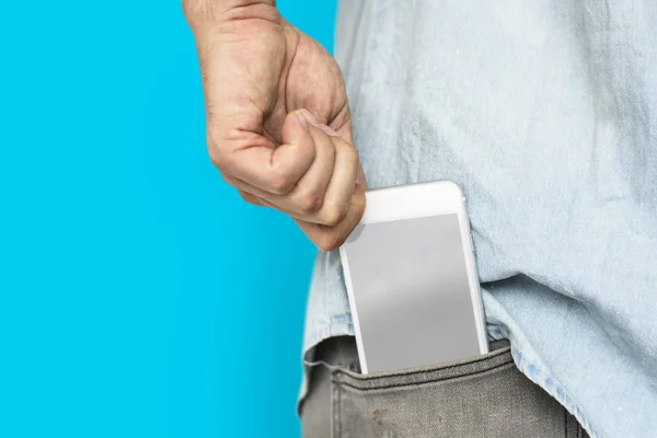 Menschliche Hand steckt Handy in Tasche — Stockfoto