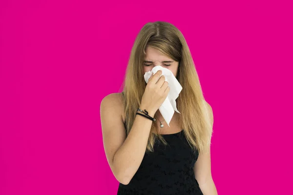 Mujer enferma Estornudando en servilleta — Foto de Stock