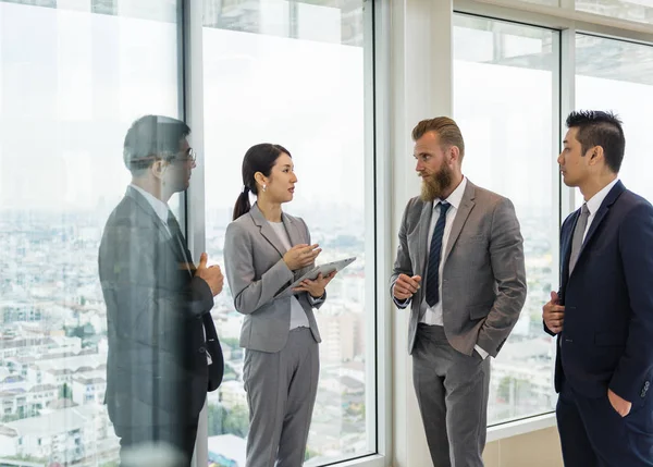 Gli uomini d'affari discutono del progetto — Foto Stock