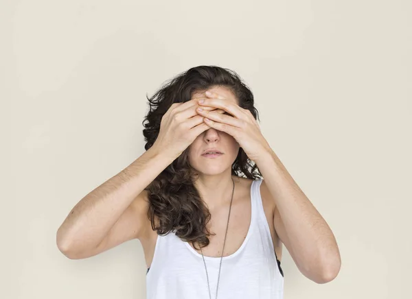 Mulher fechar os olhos com as mãos — Fotografia de Stock