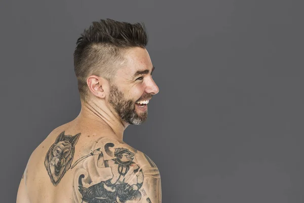 Uomo sorridente con tatuaggi — Foto Stock