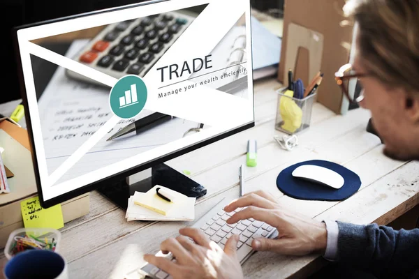 Bilgisayar kullanan bir iş adamı 