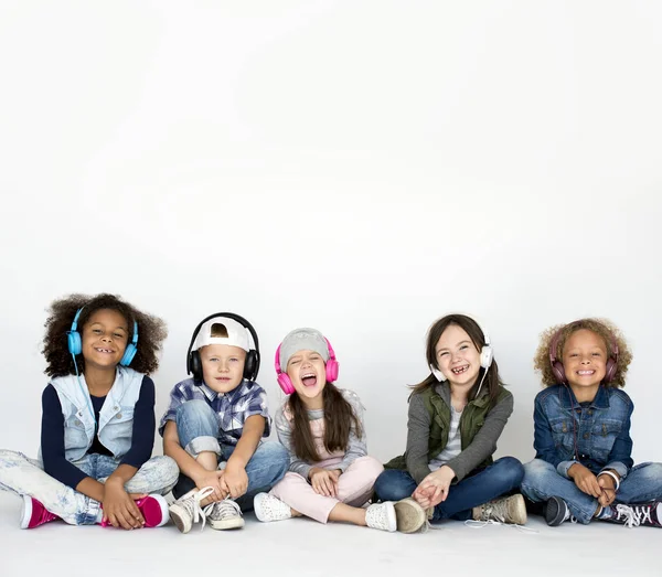 Grupo de crianças com fones de ouvido — Fotografia de Stock