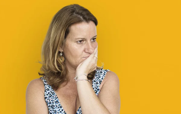 Doordachte volwassen vrouw — Stockfoto