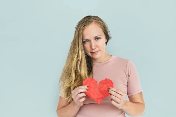 Mujer sosteniendo corazón roto —  Fotos de Stock