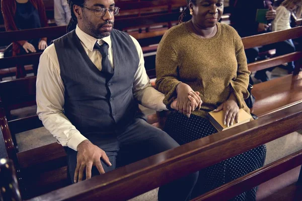 Casal de mãos dadas na igreja — Fotografia de Stock