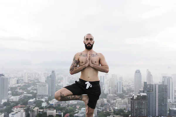 Людина практики йоги — стокове фото