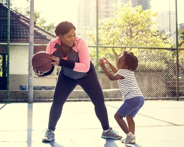 Basketbol oynarken aile — Stok fotoğraf