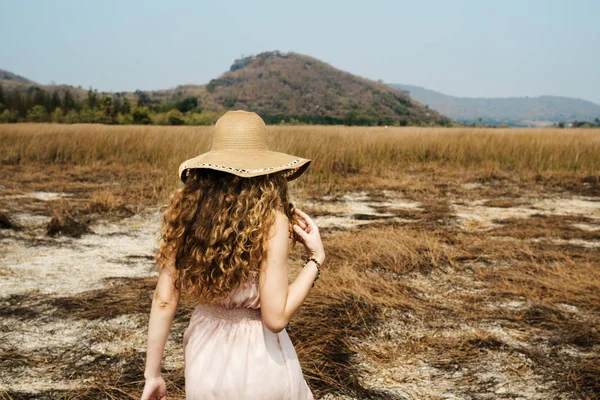 Jovem Caminhando na pastagem — Fotografia de Stock