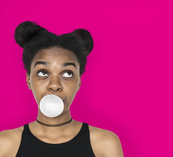 Joven mujer africana con goma de mascar —  Fotos de Stock