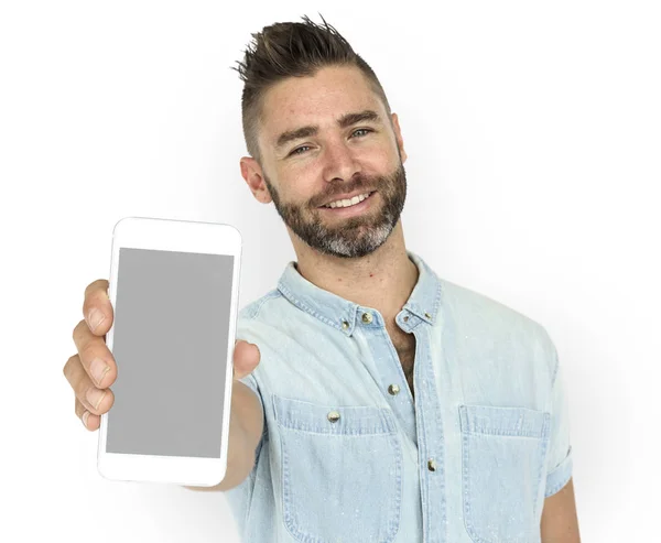 Man visar mobiltelefon skärm — Stockfoto