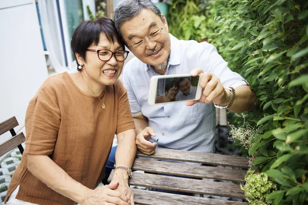 Pareja tomando selfie con smartphone — Foto de Stock