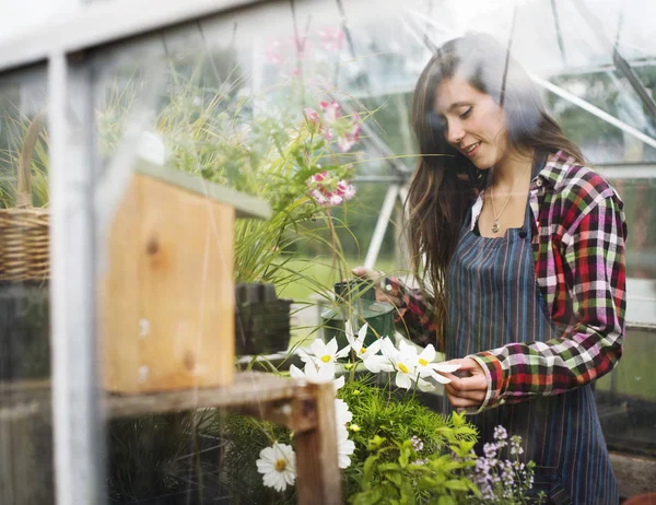 kadın dikkat çekici çiçek