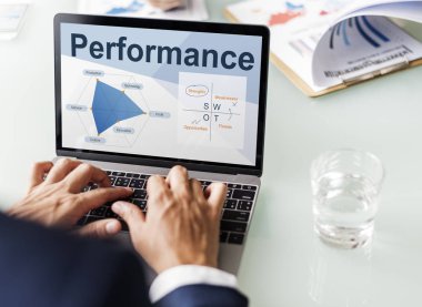 Dizüstü bilgisayar kullanan iş adamı