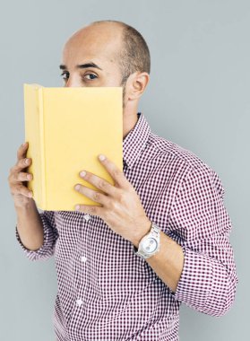 Stüdyoda poz veren adam