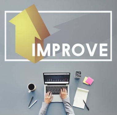 Dizüstü bilgisayar kullanan kişi