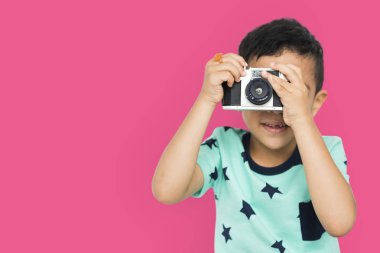 stüdyoda poz çocuk