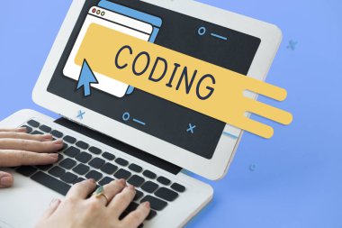 Dizüstü bilgisayar kullanan kişi.