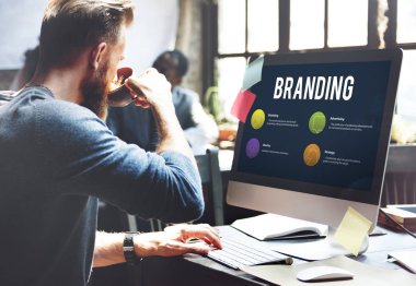 Ofiste çalışan adam.