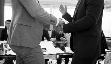 İş Ortakları Tokalaşıyor