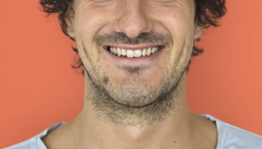 Genç, gülümseyen beyaz adam.