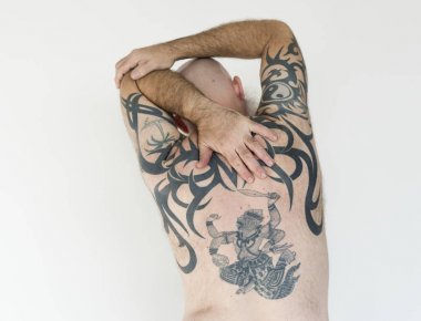 Sırt dövmesi olan adam