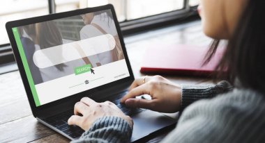 Dizüstü bilgisayar kullanan kadın