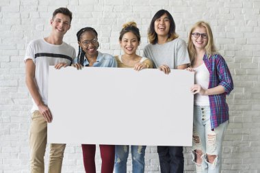 afiş bir arada tutan arkadaşlar