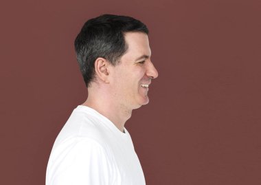 Beyaz tişörtlü adam