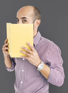 Stüdyoda poz veren adam