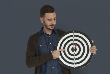 Dart tahtası tutan adam