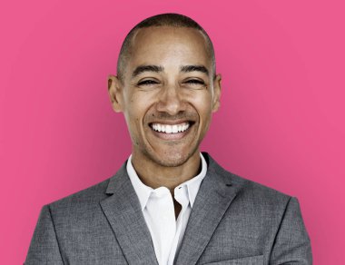 Stüdyo çekimi gülümseyen iş adamı 