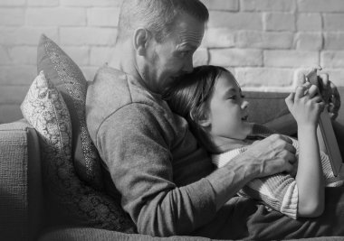 Baba ve kızı tablet tarama