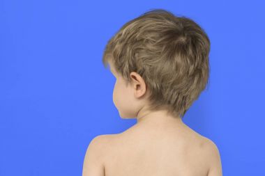 stüdyoda küçük sevimli çocuk