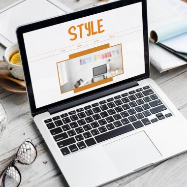 çalışma alanı tablo açılan laptop