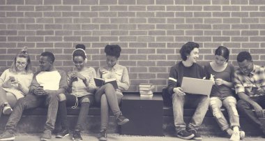 Üniversite öğrencileri beyin fırtınası