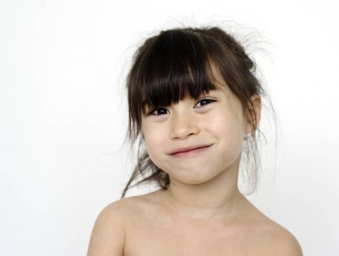 Gömleksiz küçük kız