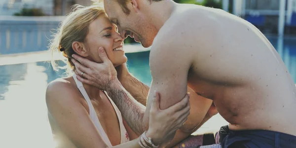 Casal abraçando perto da piscina — Fotografia de Stock