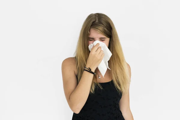 Mujer enferma Estornudando en servilleta — Foto de Stock