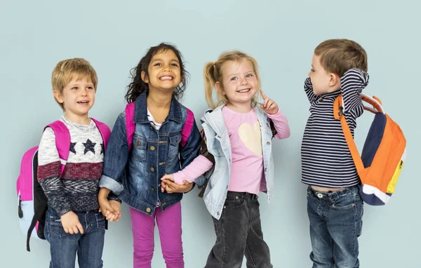 Niños llevando mochilas — Foto de Stock