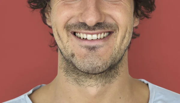 Молодий усміхнений білий чоловік — стокове фото
