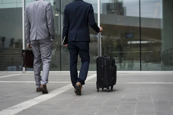 Uomini d'affari che camminano con bagagli — Foto Stock