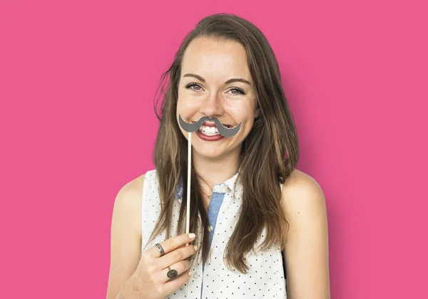 Kvinna som håller papper mustasch — Stockfoto