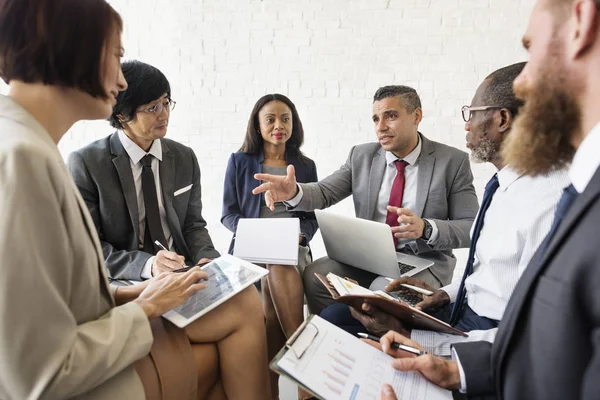 Affärsmän som diskuterar marknadsföring Plan — Stockfoto