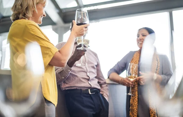 Les gens d'affaires au restaurant — Photo