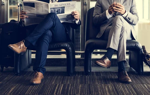 Hombres de negocios leyendo periódico — Foto de Stock