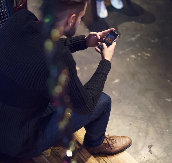 Homem usando telefone celular — Fotografia de Stock